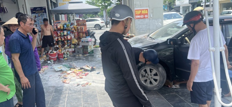 Hình ảnh ghi lại tại hiện trường sau khi người dân hợp sức đẩy lùi ô tô ra khỏi vị trí ngôi nhà. Ảnh: CTV