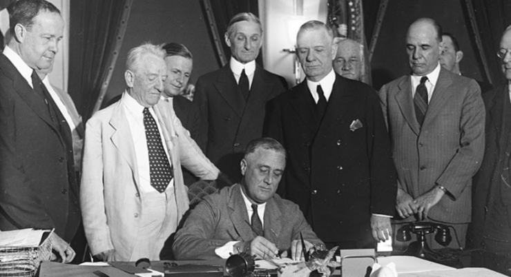 Năm 1933, Tổng thống Mỹ Franklin D. Roosevelt ký Đạo luật Ngân hàng Khẩn cấp (Emergency Banking Act), bên cạnh là các lãnh đạo Quốc hội. Ảnh: Library of Congress