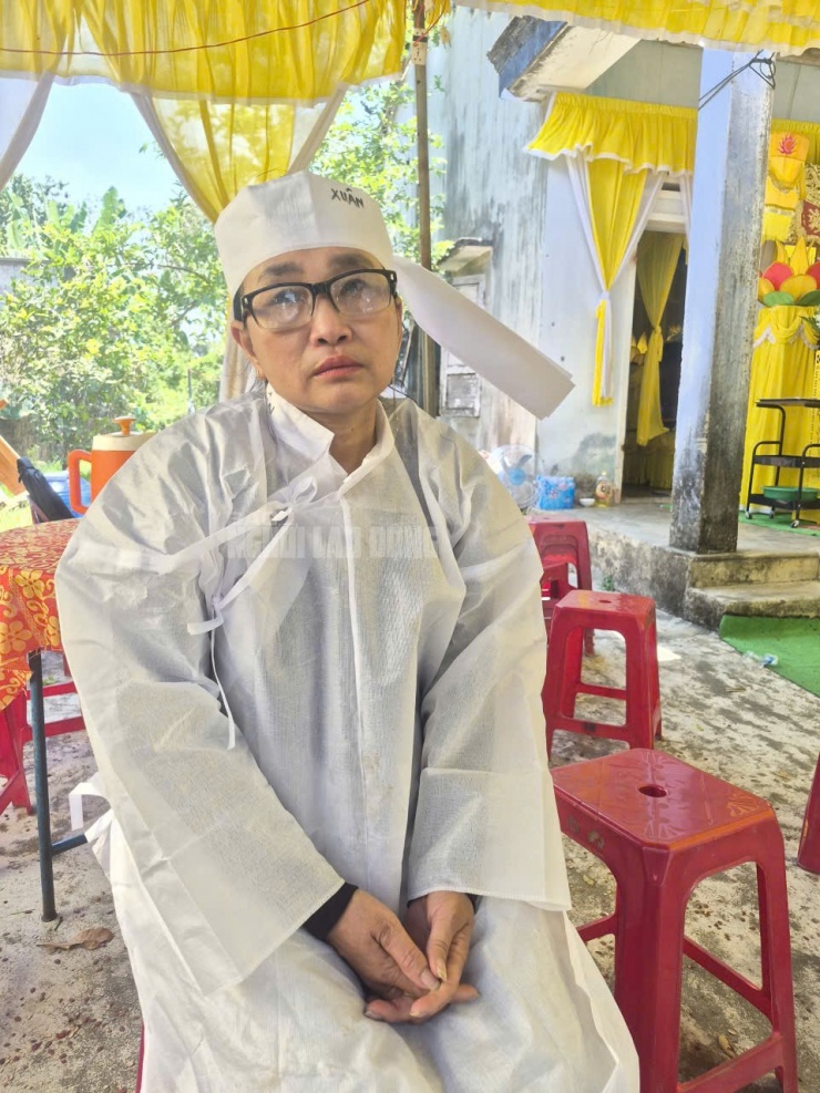 Bà Nguyễn Thị Xuân - mẹ em Trí - khóc cạn nước mắt trước nỗi đau mất con