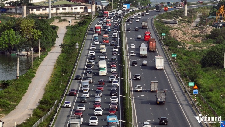 Ô tô ùn ùn về Hà Nội ngày thứ 3 nghỉ lễ, CSGT tạm đóng đường phân luồng - 1