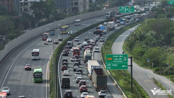 Ô tô ùn ùn về Hà Nội ngày thứ 3 nghỉ lễ, CSGT tạm đóng đường phân luồng - 3