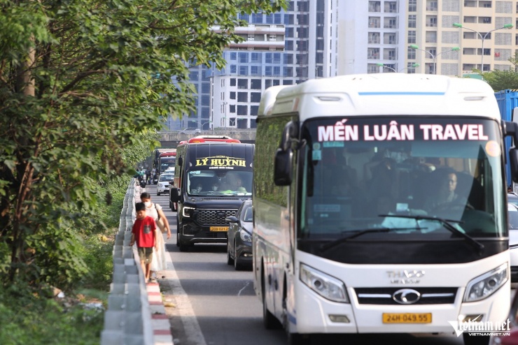 Ô tô ùn ùn về Hà Nội ngày thứ 3 nghỉ lễ, CSGT tạm đóng đường phân luồng - 7