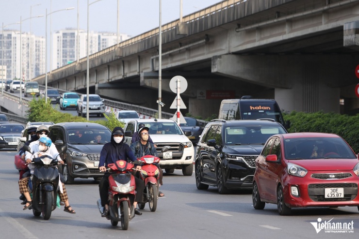Ô tô ùn ùn về Hà Nội ngày thứ 3 nghỉ lễ, CSGT tạm đóng đường phân luồng - 9