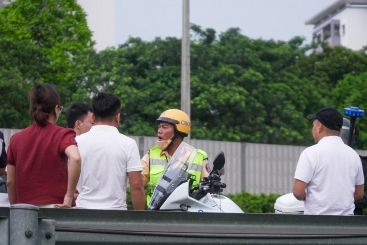 Cửa ngõ Hà Nội ‘nghẹt thở’ chiều 2/5: Tài xế liều lấn làn khẩn cấp, CSGT xử lý tại chỗ