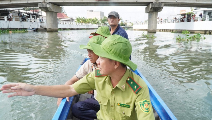 Lực lượng chức năng và kiểm lâm Vĩnh Long tìm kiếm dọc sông, không phát hiện dấu hiệu cá sấu. Ảnh: Cổng TTĐT UBND xã Tiểu Cần.