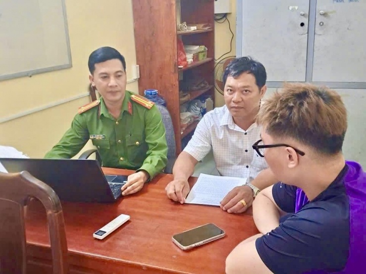 Cơ quan công an làm việc với L.G.D. Ảnh: CACC