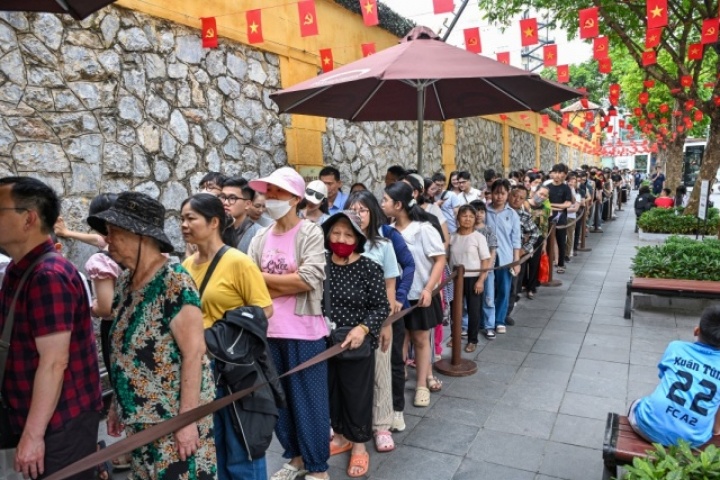 Nhà tù Hỏa Lò chật kín khách tham quan