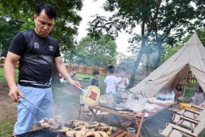 Người dân mang cá, bò, gà… đến công viên lớn nhất Hà Nội để nghỉ lễ 30/4, 1/5