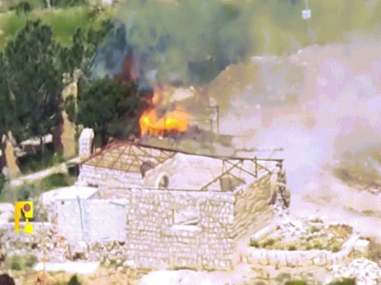 Xe tăng tối tân Israel bốc cháy sau đòn tập kích của drone Hezbollah