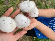 Mưa đá ở Tuyên Quang, Phú Thọ, có viên to cỡ bóng tennis