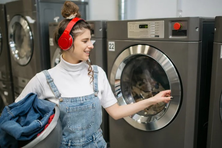 Máy giặt có cửa sổ kính&nbsp;để theo dõi quá trình giặt.