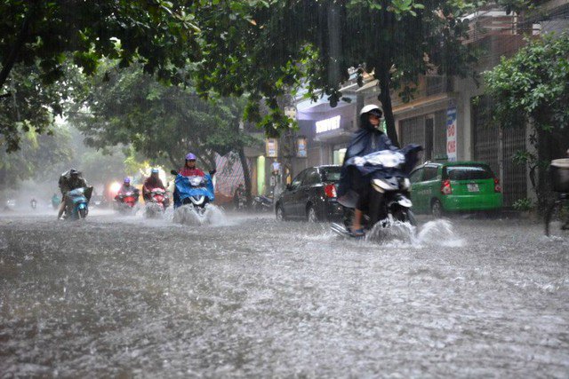 Nhiều khu vực miền Bắc mưa dông mạnh.