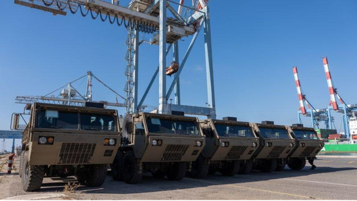 Các thiết bị quân sự do Mỹ sản xuất đang được dỡ xuống tại một cảng của Israel. Ảnh: Bộ Quốc phòng Israel