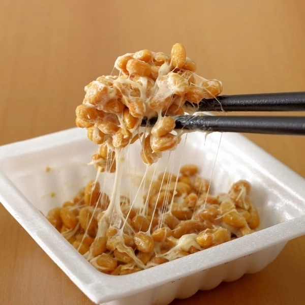 Natto là món ăn quen thuộc trong mâm cơm nhà Lương Vịnh Kỳ.