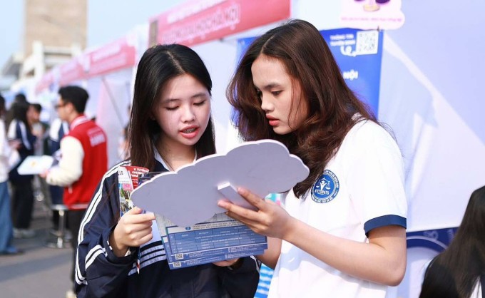 Trường Đại học Luật Hà Nội tư vấn tuyển sinh cho học sinh THPT. Ảnh: HLU