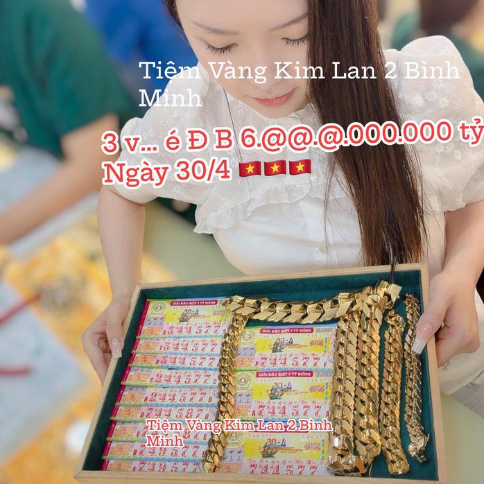Nhiều khách hàng đổi vàng sau khi trúng giải độc đắc và giải an ủi vé số An Giang. Ảnh: Tiệm vàng Kim Lan 2