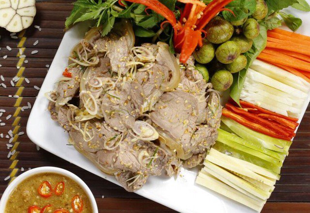 Dê tái chanh với thịt thái mỏng, trộn cùng chanh, sả, gừng, lá chanh và mè rang mang lại vị chua nhẹ, thơm nồng, kích thích vị giác.
