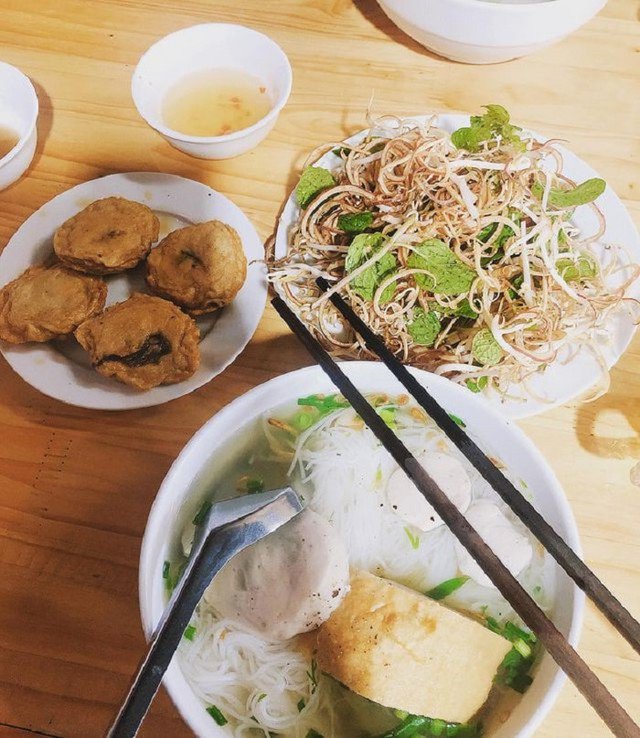 Món bún nóng hổi, thanh nhẹ, phù hợp cho bữa sáng.
