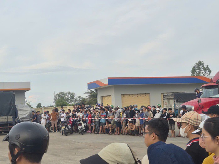 Chiều 1-5, rất đông người dân tập trung gần hiện trường theo dõi lực lượng chức năng điều tra sự việc