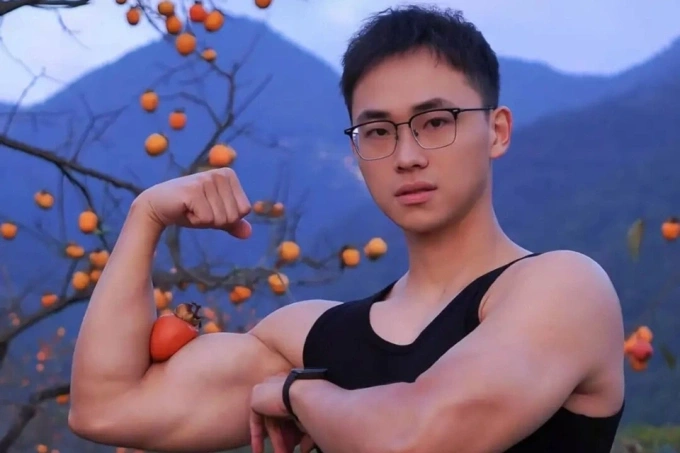 Đoạn video kẹp quả hồng giữa bắp tay khiến anh nổi tiếng. Ảnh: Douyin
