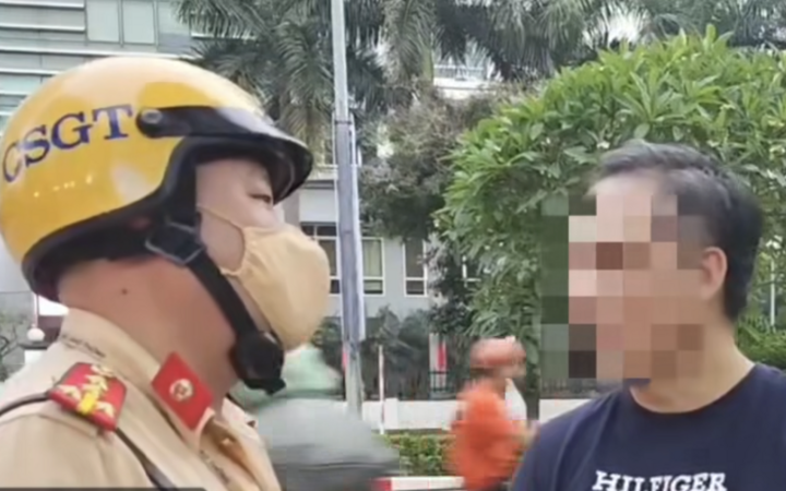 CSGT làm việc với tài xế vi phạm.