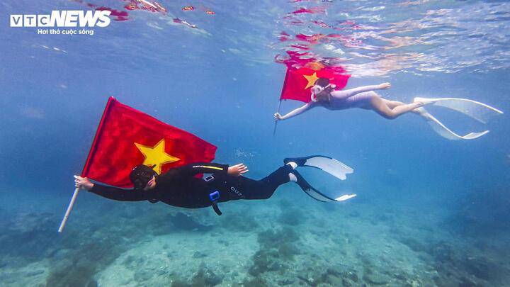 Chị Thu Trang, một du khách đến từ Hà Nội chia sẻ: "Tôi đã đi lặn biển ở nhiều nơi, nhưng đây là lần đầu tiên được trải nghiệm chạm tay vào lá cờ Tổ quốc giữa lòng đại dương. Điều này thật sự rất khác biệt, giữa làn nước xanh thẳm, màu đỏ của lá cờ hiện lên rực rỡ, vừa linh thiêng, vừa hào hùng. Đây chắc chắn là bức ảnh ý nghĩa nhất trong hành trình du lịch của gia đình tôi nhiều năm qua."