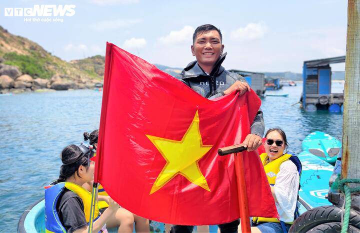"Chúng tôi sinh ra từ biển, lớn lên nhờ biển. Trong những ngày lễ trọng đại của đất nước, ngoài việc kinh doanh mang đến trải nghiệm "độc nhất vô nhị" cho du khách chúng tôi còn bày tỏ lòng biết ơn cha ông, tự hào dân tộc", anh Hóa chia sẻ