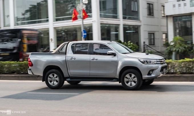 Một chiếc Toyota Hilux lăn bánh trên phố Hà Nội. Ảnh: Minh Quân