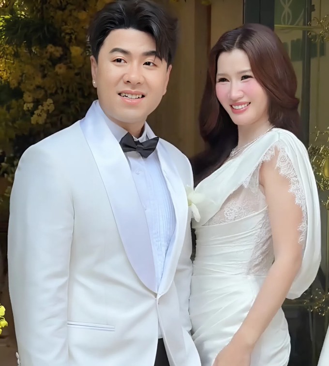 Cô dâu Phương Maika tình tứ bên Akira Phan trong đám hỏi.