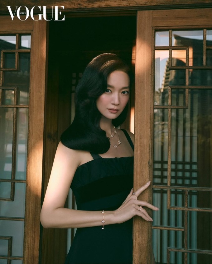 Sau hơn hai thập kỷ hoạt động, Shin Min Ah gần như không thay đổi vóc dáng, vẫn giữ đường cong mềm mại và thân hình cân đối. Ảnh: Vogue