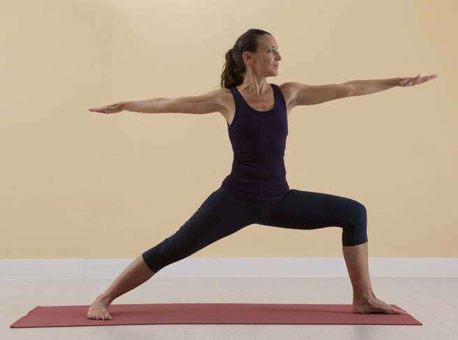 Yoga giúp giãn cơ tái tạo năng lượng, giảm căng thẳng.