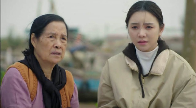 Diễn viên Quỳnh Kool (phải) trong phim "Bước chân vào đời". Ảnh VFC