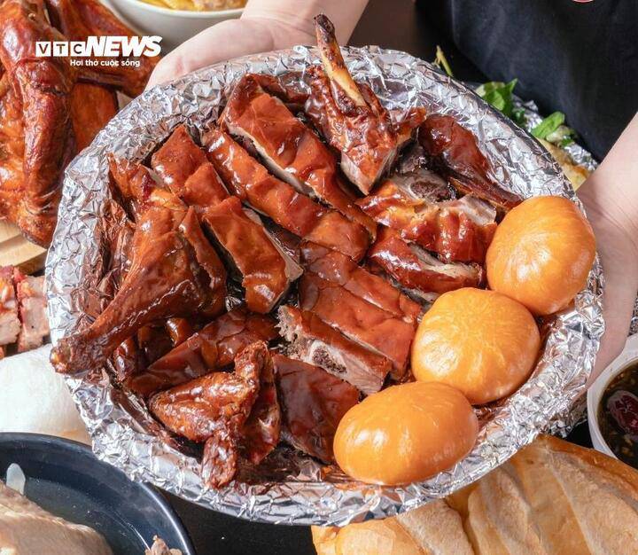 Mỗi phần vịt quay da giòn có giá 300.000 - 350.000 đồng. (Ảnh: Đại Việt)