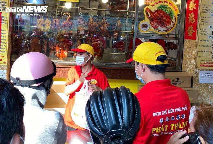 Người dân chờ mua vịt quay để ăn mừng trong kỳ nghỉ lễ. (Ảnh: Đại Việt)