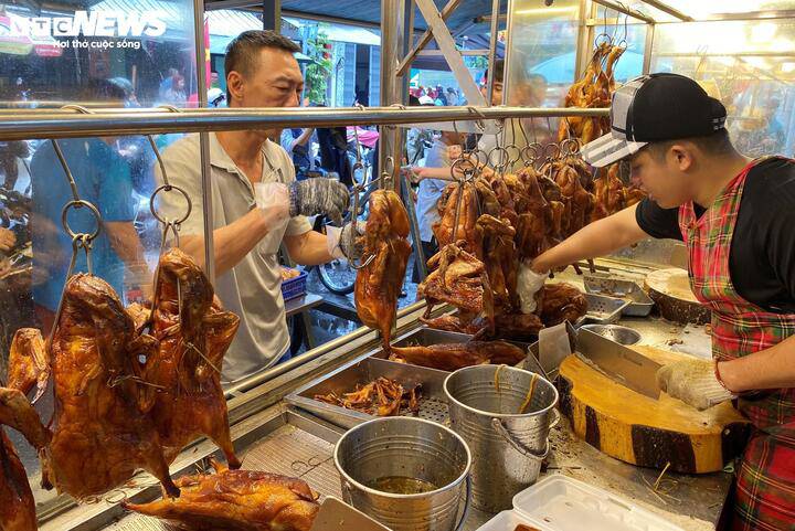 Các tiệm vịt quay lớn tại TP.HCM hoạt động hết công suất. (Ảnh: Đại Việt)