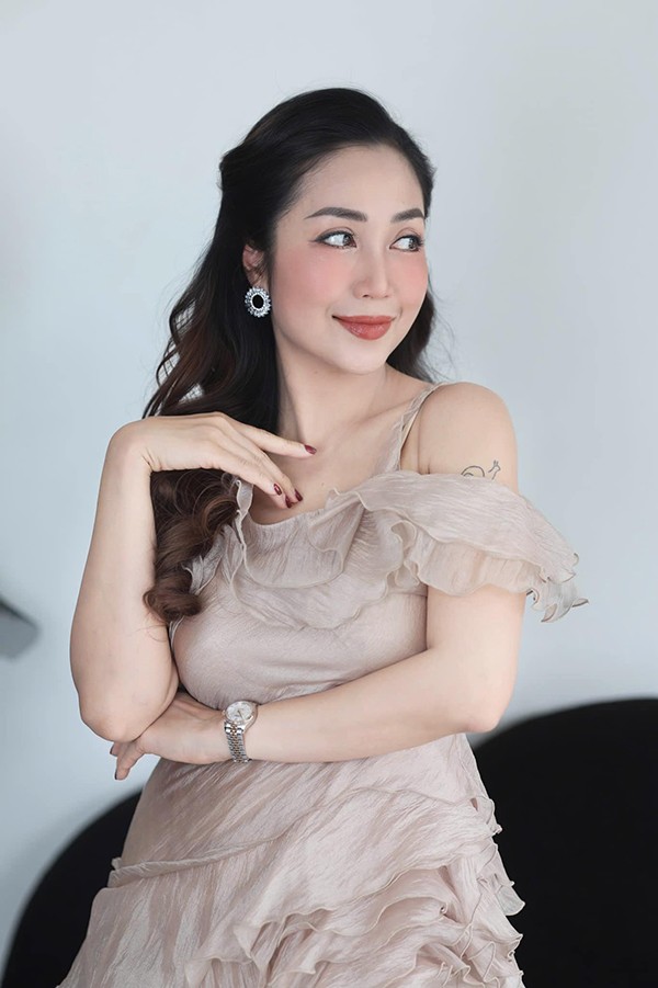 Nữ NSƯT đã có nhiều năm gắn bó với bộ môn này. Những động tác mẹ 3 con thực hiện đều là tư thế khó như nhào lộn, làm xiếc. Bởi, phải có thời gian luyện tập, mở khớp và uốn dẻo cơ thể mới có thể thực hiện thuần thục.