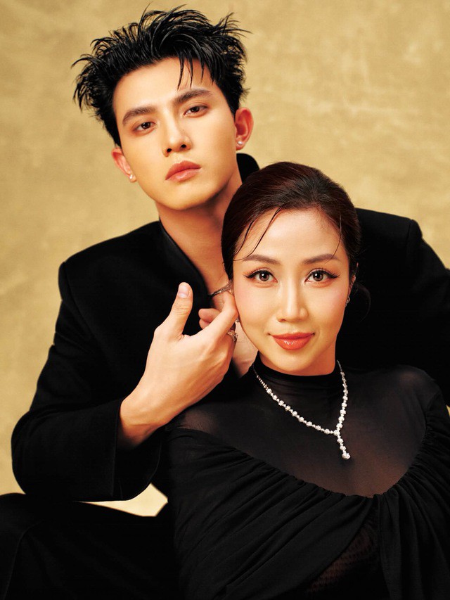 NSƯT Ốc Thanh Vân và Trần Ngọc Vàng thể hiện sự ăn ý trong "Heo năm móng". Hiệu ứng tích cực từ màn kết hợp với bạn diễn điển trai đã khiến nhan sắc của nữ nghệ sĩ tiếp tục được khán giả chú ý và “soi” nhiều hơn.