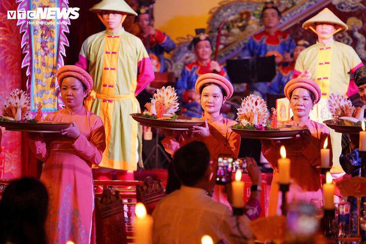  Cùng với trải nghiệm ẩm thực, du khách còn được thưởng thức các chương trình nghệ thuật cung đình đặc sắc.