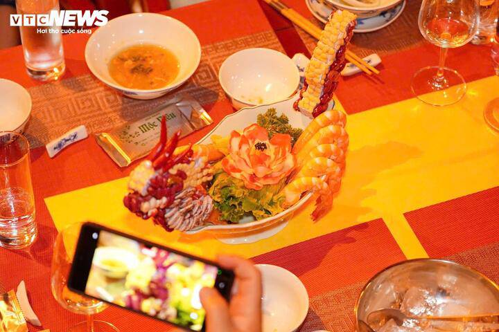 Những món ăn cung đình được chế biến và bày biện tinh tế, đầy tính nghệ thuật được phục vụ theo nghi thức truyền thống.