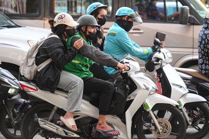 Xe máy kinh doanh vận chuyển hành khách chạy trên vành đai 3 Hà Nội, đoạn từ bến xe Mỹ Đình đến hầm chui Lê Văn Lương, chiều 29/4. Ảnh: Thế Bằng