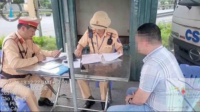 Ông C. bị tước bằng lái nhưng vẫn lái xe ô tô trên cao tốc. Ảnh: CACC