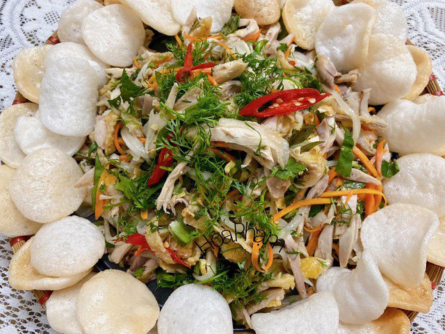 Nộm gà xé phay. Ảnh Hoa Phạm
