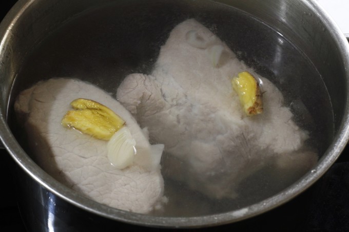 Thịt thăn luộc. Ảnh: Bùi Thủy