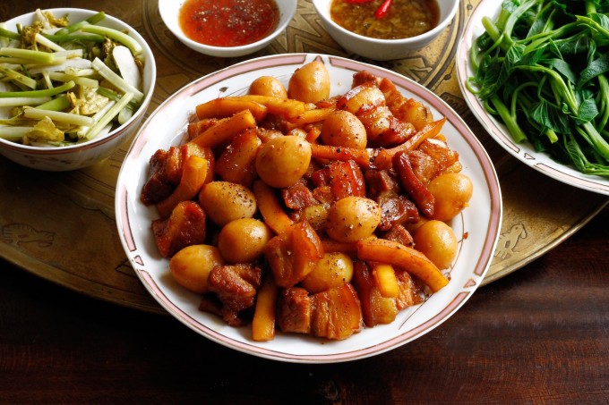 Thịt kho trứng cút cùi dừa. Ảnh: Bùi Thủy