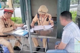 Vi phạm nồng độ cồn bị tước giấy phép lái xe, một cán bộ xã vẫn lái xe trên cao tốc