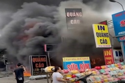 Cháy lớn thiêu rụi nhiều gian hàng, khói bốc cao hàng trăm mét