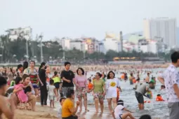 Các bãi biển đông nghịt người, nhìn thôi đã... ngộp