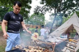 Người dân mang cá, bò, gà… đến công viên lớn nhất Hà Nội để nghỉ lễ 30/4, 1/5