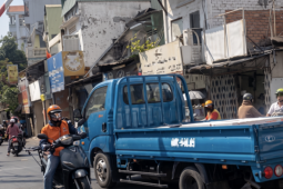 Vượt rào chắn đường sắt, tài xế ở TP.HCM bị phạt 5 triệu, tước bằng lái 2 tháng