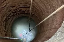CLIP: Cuộc giải cứu nghẹt thở dưới giếng sâu ở TPHCM